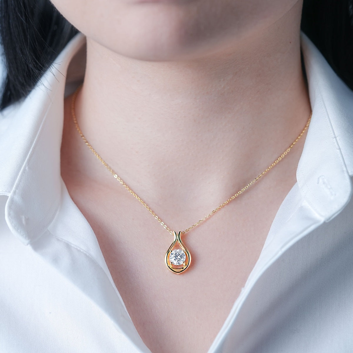 2 Carat Moissanite 925 Sterling Silver Pendant Necklace 18k gold-plated around neck